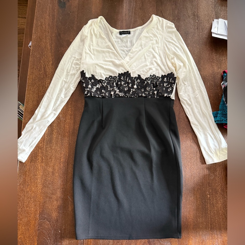 VENUS Black and White Long Sleeve Dress